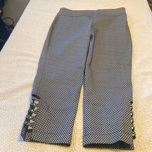 Attyre New York Black/White Capri Pants